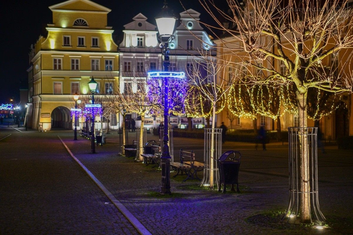 Świąteczne ozdoby na bolesławieckim rynku