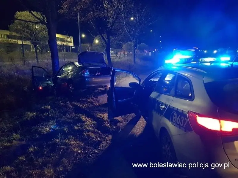Auto uciekającego i słoik z marihuaną
