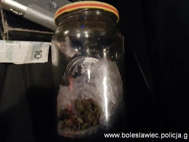 Auto uciekającego i słoik z marihuaną