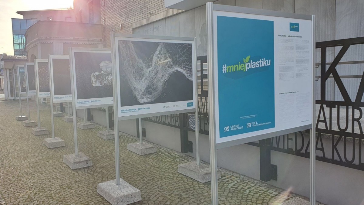 „Mniej plastiku”. Wystawa przed bolesławieckim Centrum Wiedzy