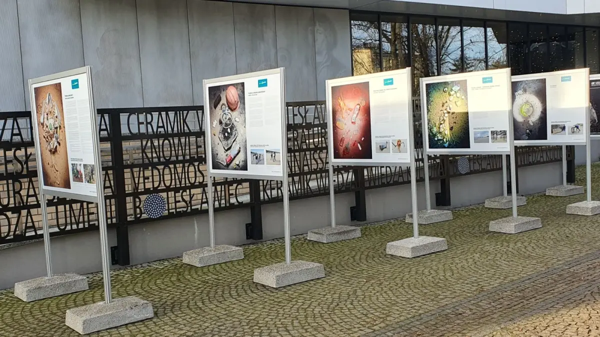 „Mniej plastiku”. Wystawa przed bolesławieckim Centrum Wiedzy