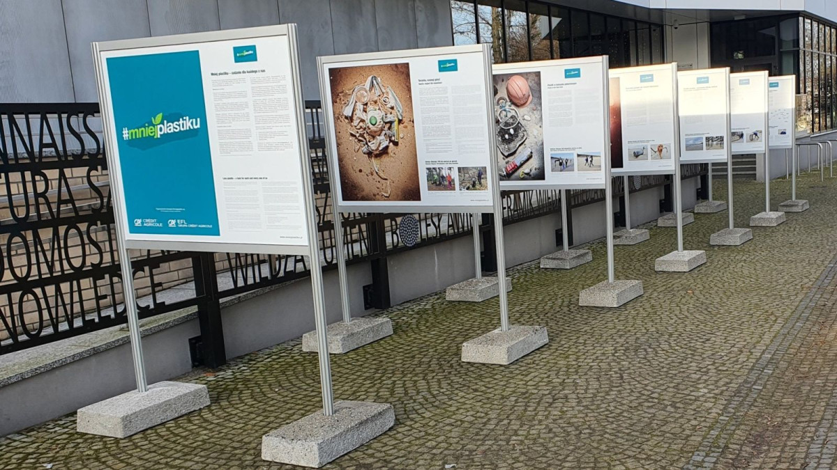 „Mniej plastiku”. Wystawa przed bolesławieckim Centrum Wiedzy