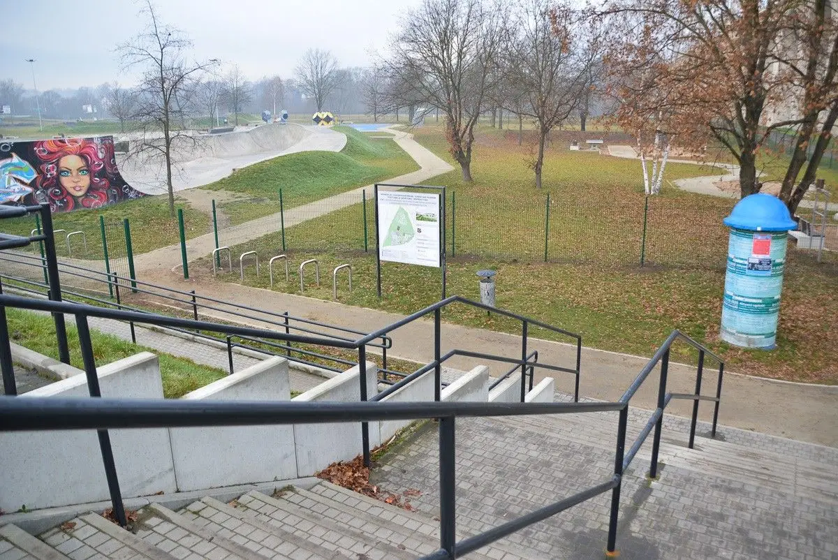 Ogrodzenie skateparku przy Wiadukt Plaza w Bolesławcu