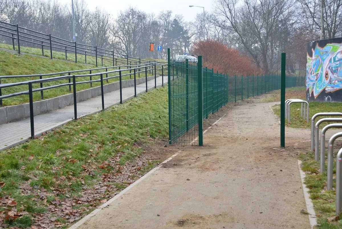 Ogrodzenie skateparku przy Wiadukt Plaza w Bolesławcu