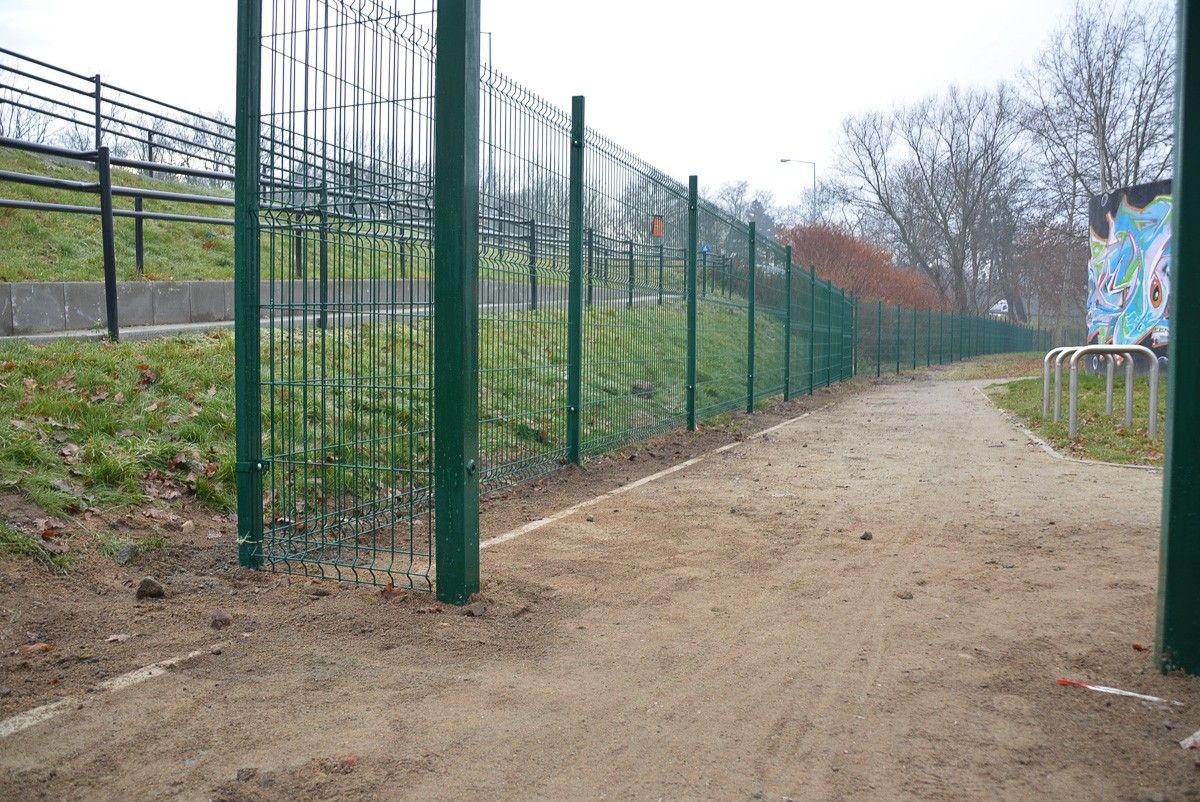 Ogrodzenie skateparku przy Wiadukt Plaza w Bolesławcu