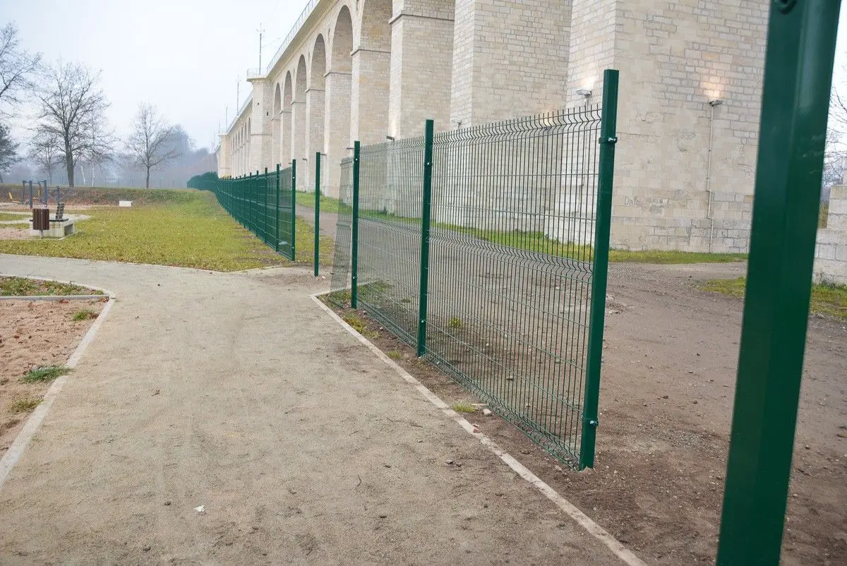 Ogrodzenie skateparku przy Wiadukt Plaza w Bolesławcu