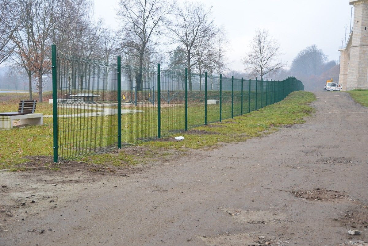 Ogrodzenie skateparku przy Wiadukt Plaza w Bolesławcu