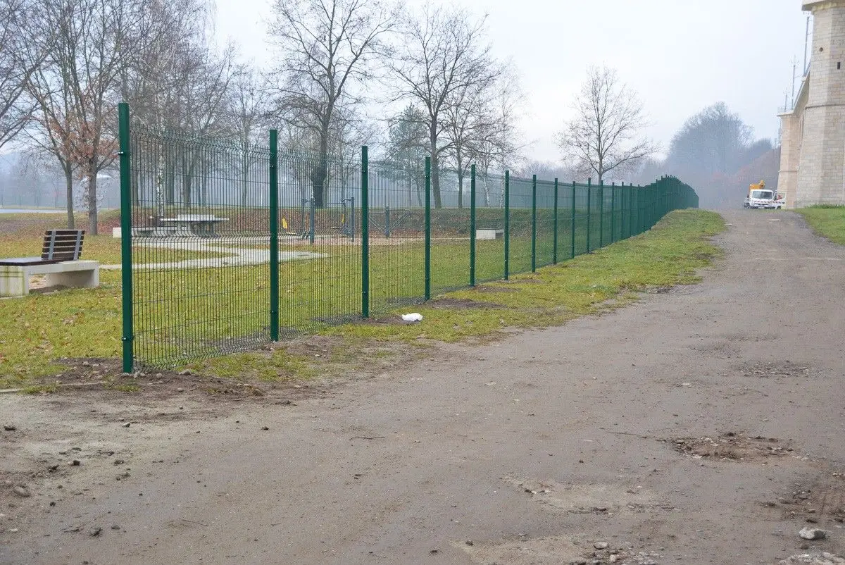 Ogrodzenie skateparku przy Wiadukt Plaza w Bolesławcu