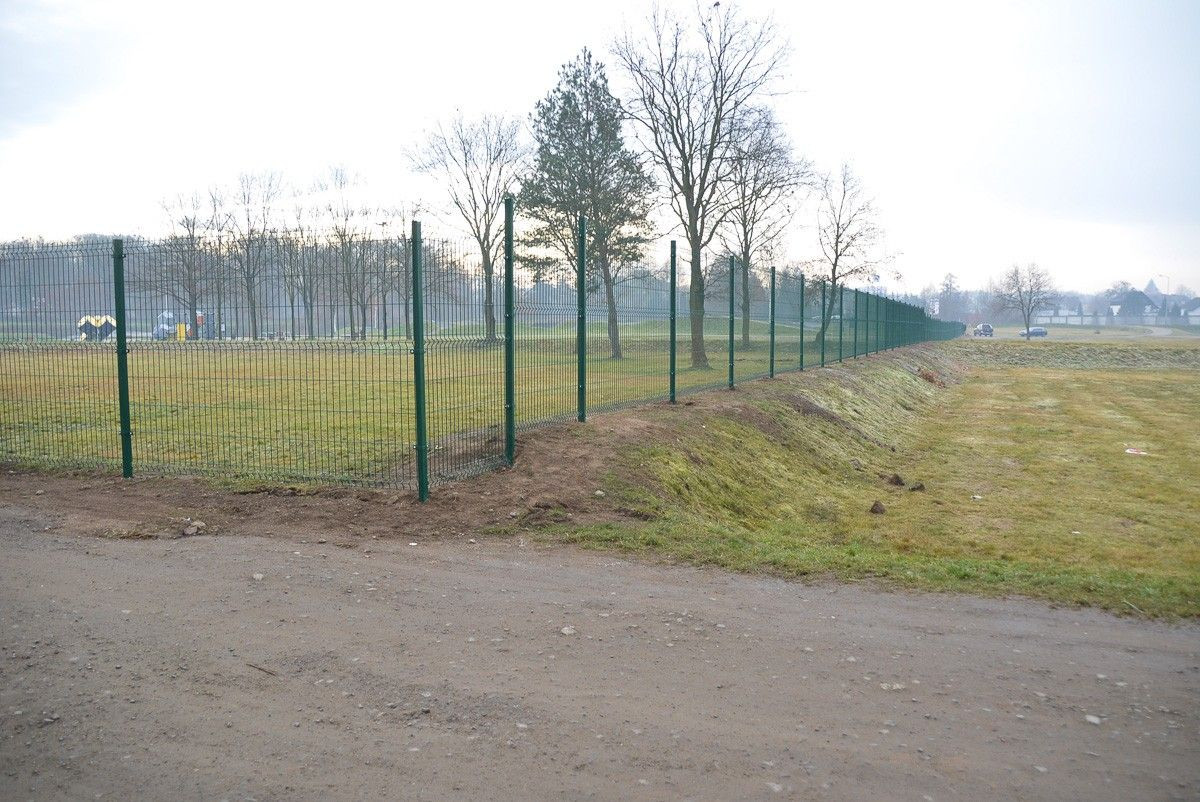 Ogrodzenie skateparku przy Wiadukt Plaza w Bolesławcu