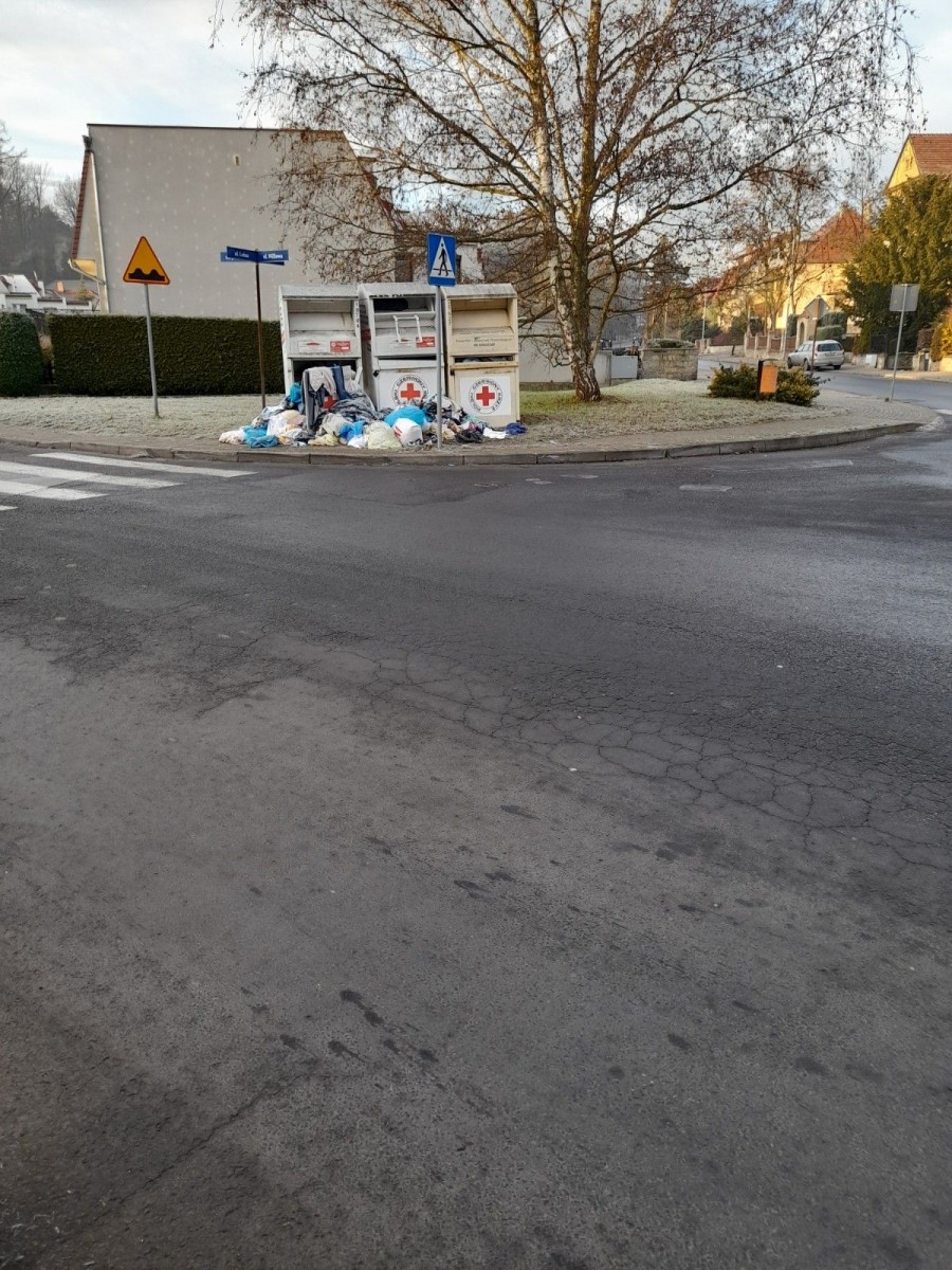 Bałagan wokół kontenerów PCK przy skrzyżowaniu ulicy Leśnej z Matejki