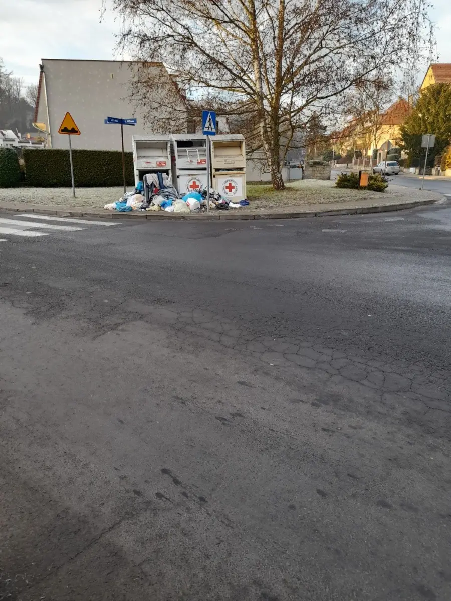 Bałagan wokół kontenerów PCK przy skrzyżowaniu ulicy Leśnej z Matejki