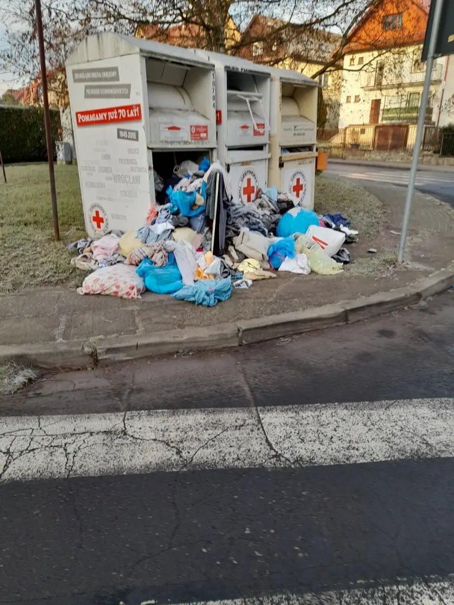 Bałagan wokół kontenerów PCK przy skrzyżowaniu ulicy Leśnej z Matejki