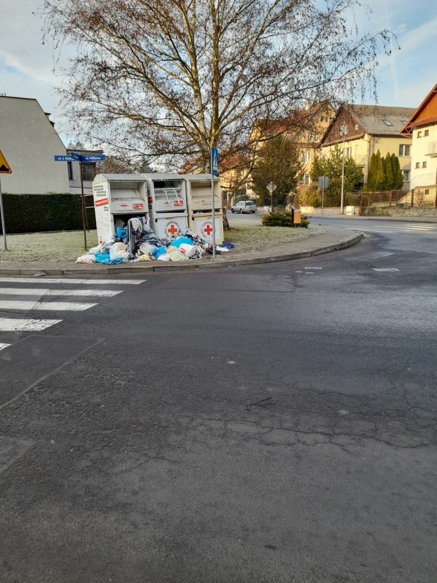 Bałagan wokół kontenerów PCK przy skrzyżowaniu ulicy Leśnej z Matejki
