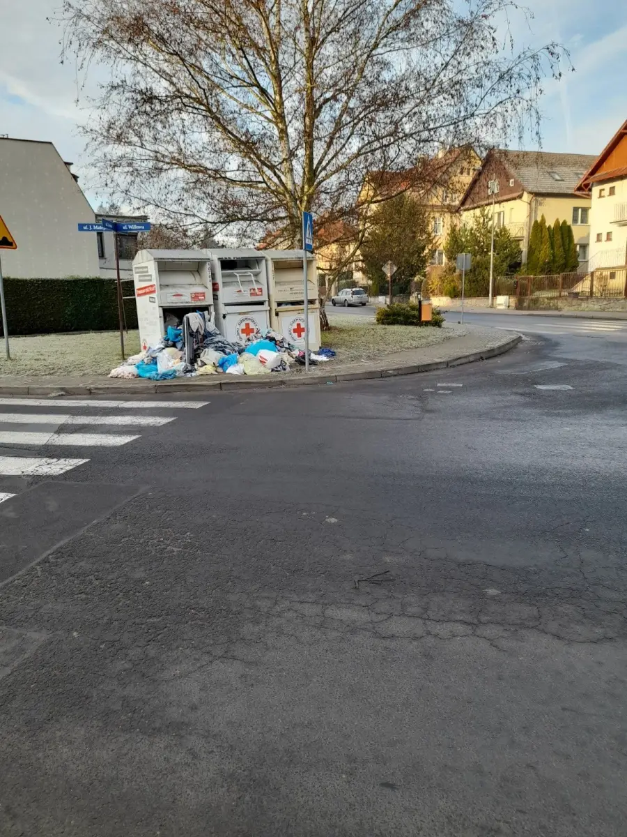 Bałagan wokół kontenerów PCK przy skrzyżowaniu ulicy Leśnej z Matejki