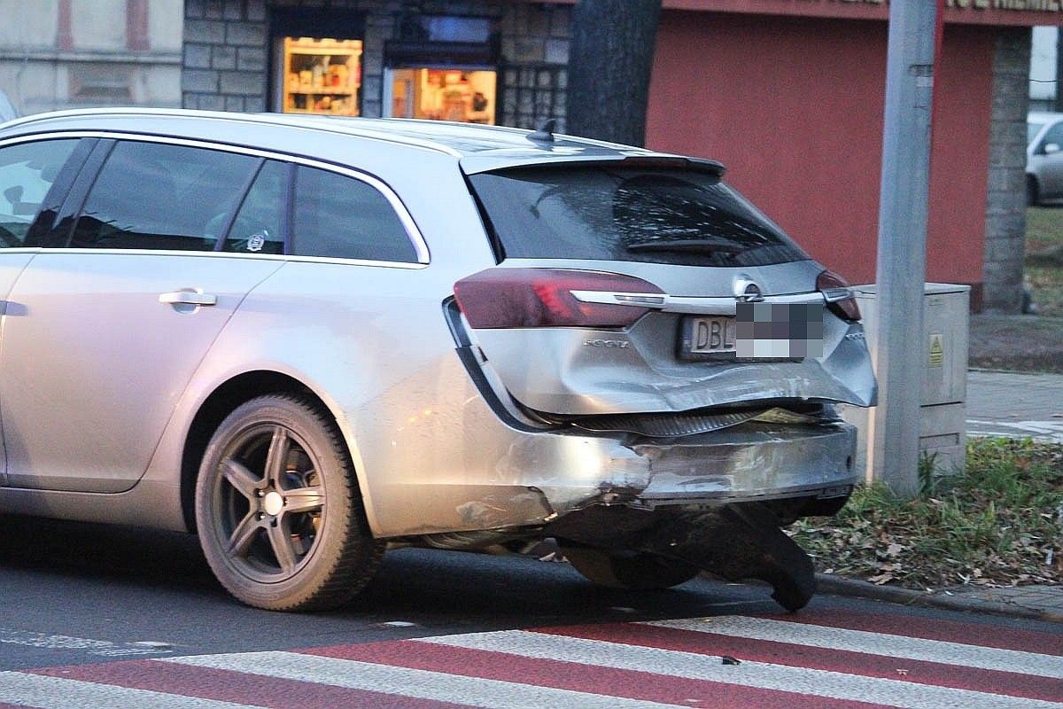 Volkswagen najechał na tył Opla przy alei Tysiąclecia