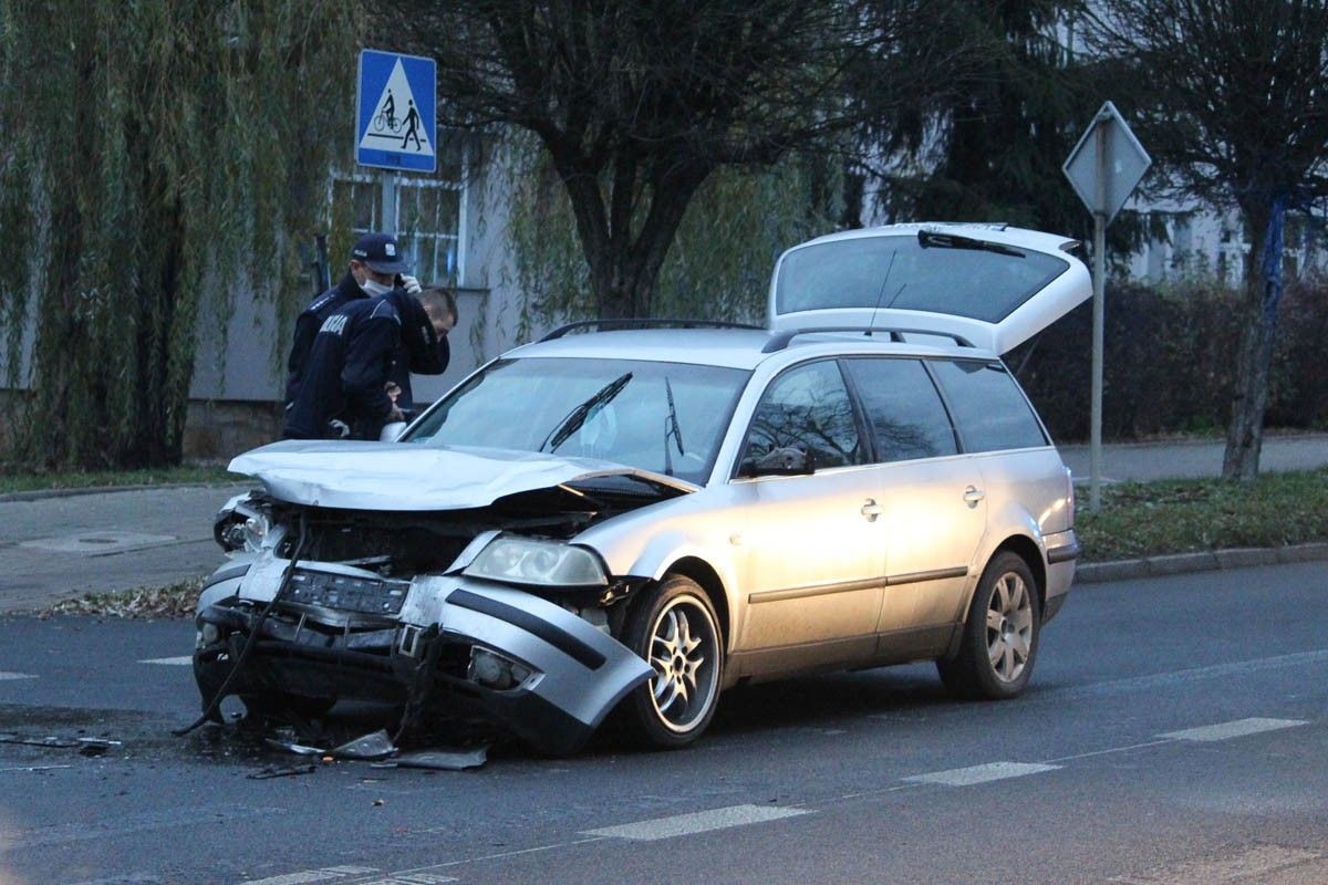 Volkswagen najechał na tył Opla przy alei Tysiąclecia