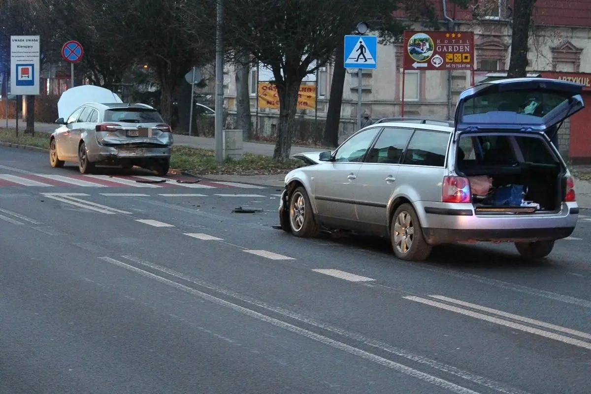 Volkswagen najechał na tył Opla przy alei Tysiąclecia