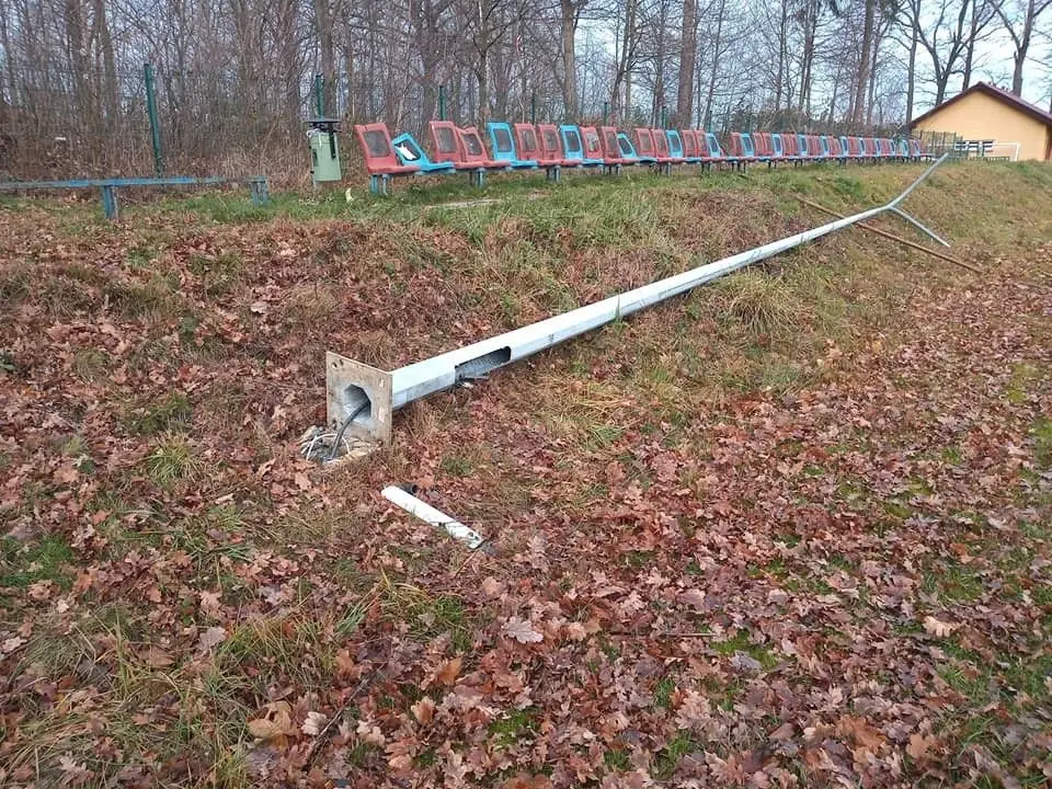 Zdemolowana latarnia w Otoku