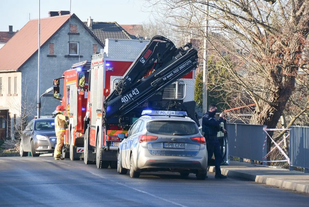 Auto spadło z mostu przy Mostowej w Bolesławcu