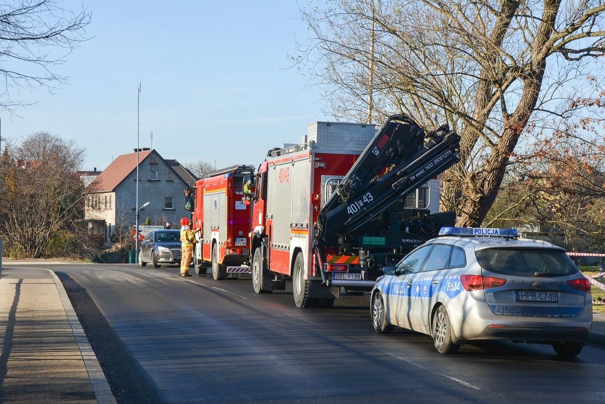 Auto spadło z mostu przy Mostowej w Bolesławcu