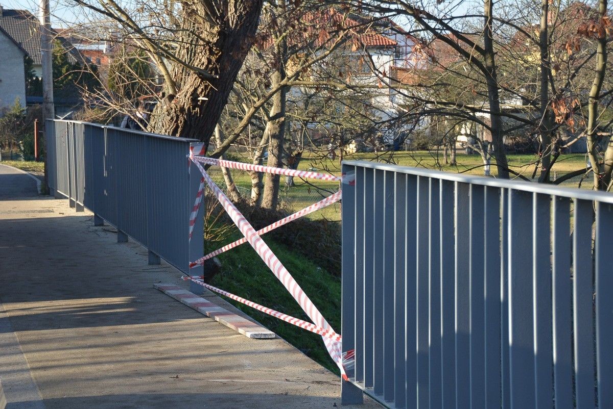 Auto spadło z mostu przy Mostowej w Bolesławcu