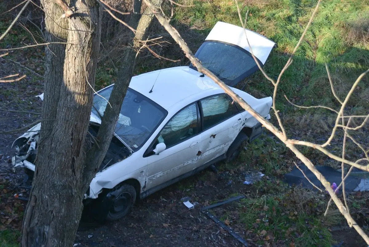 Auto spadło z mostu przy Mostowej w Bolesławcu