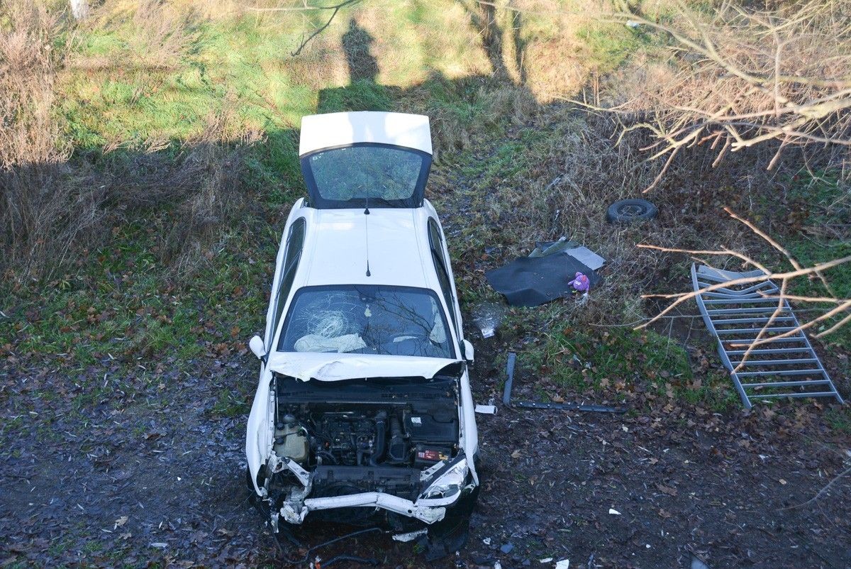 Auto spadło z mostu przy Mostowej w Bolesławcu