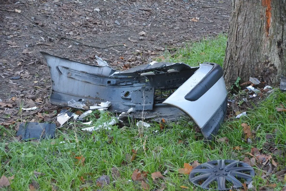 Auto spadło z mostu przy Mostowej w Bolesławcu