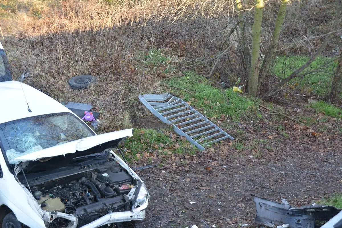 Auto spadło z mostu przy Mostowej w Bolesławcu