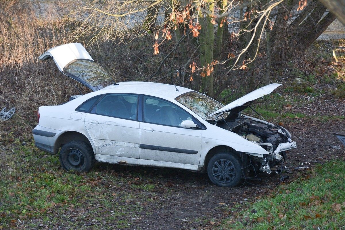 Auto spadło z mostu przy Mostowej w Bolesławcu