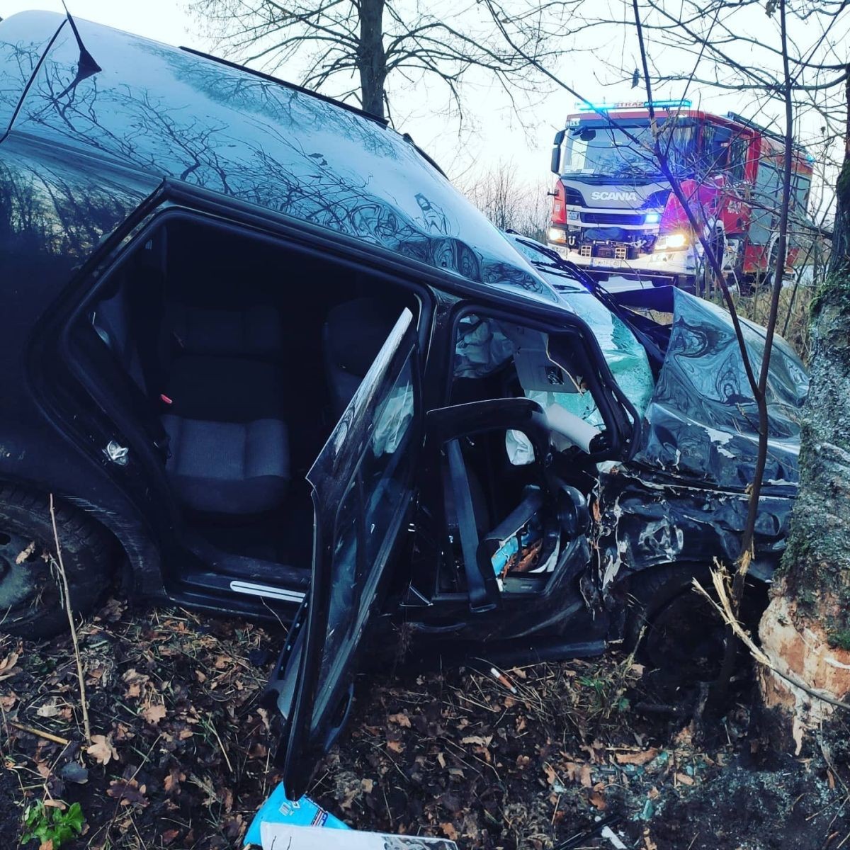 Zderzenie Volkswagena z drzewem