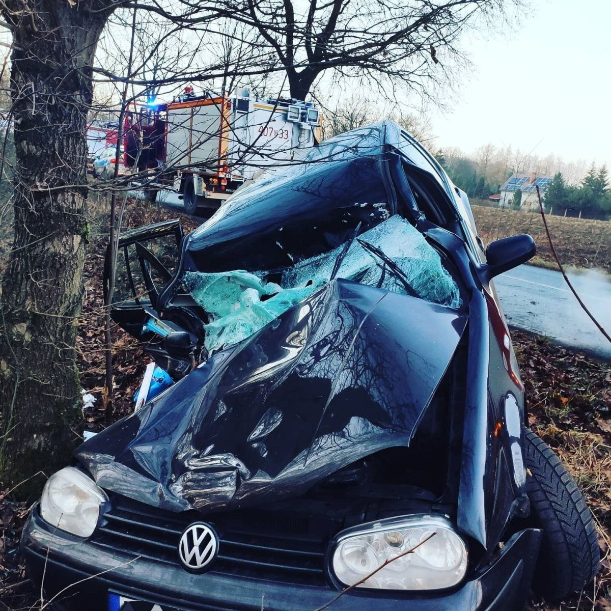 Zderzenie Volkswagena z drzewem