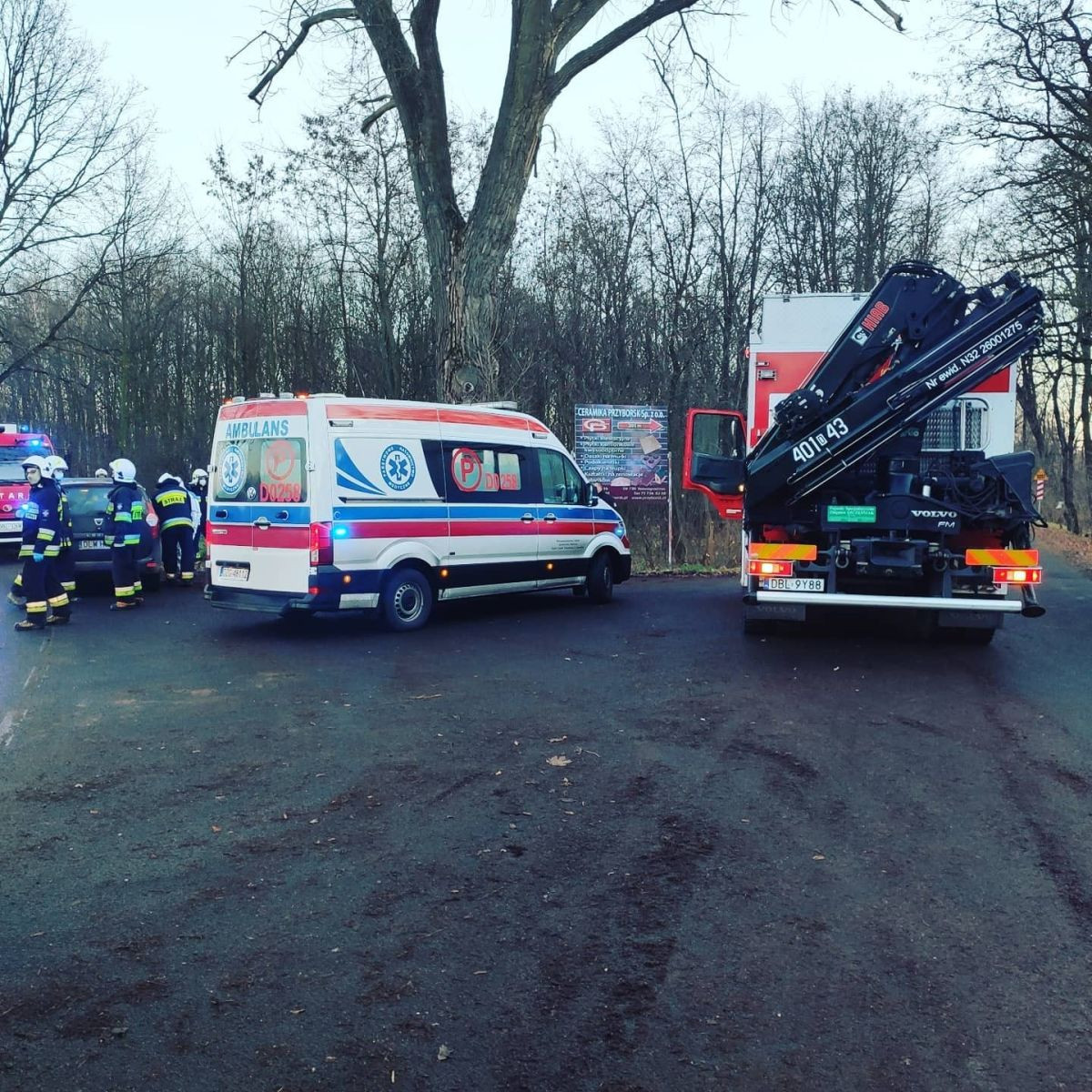 Zderzenie Volkswagena z drzewem