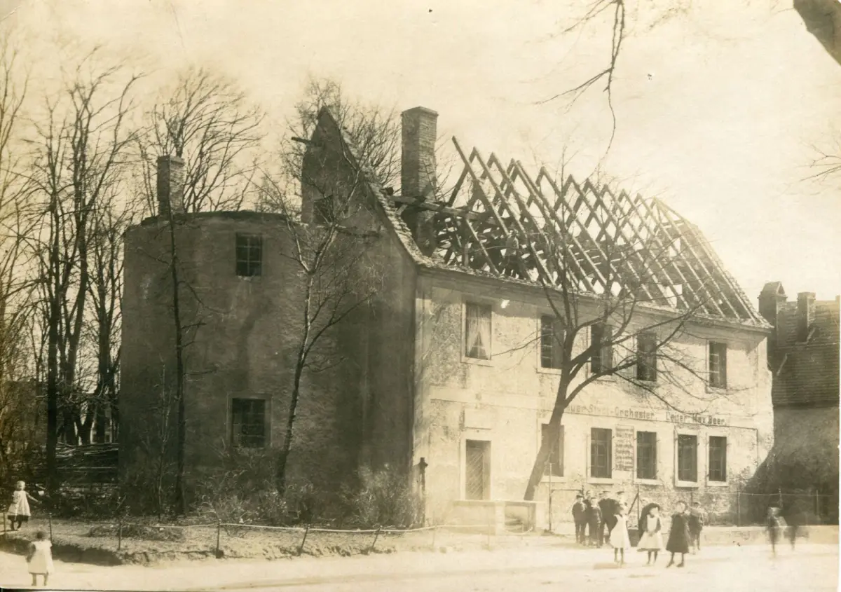 Przebudowa domu muzyka miejskiego na siedzibę Muzeum Miejskiego przy obecnej ul. A. Mickiewicza, ok. 1909 r., depozyt Z. Mireckiego w zbiorach Muzeum Ceramiki
