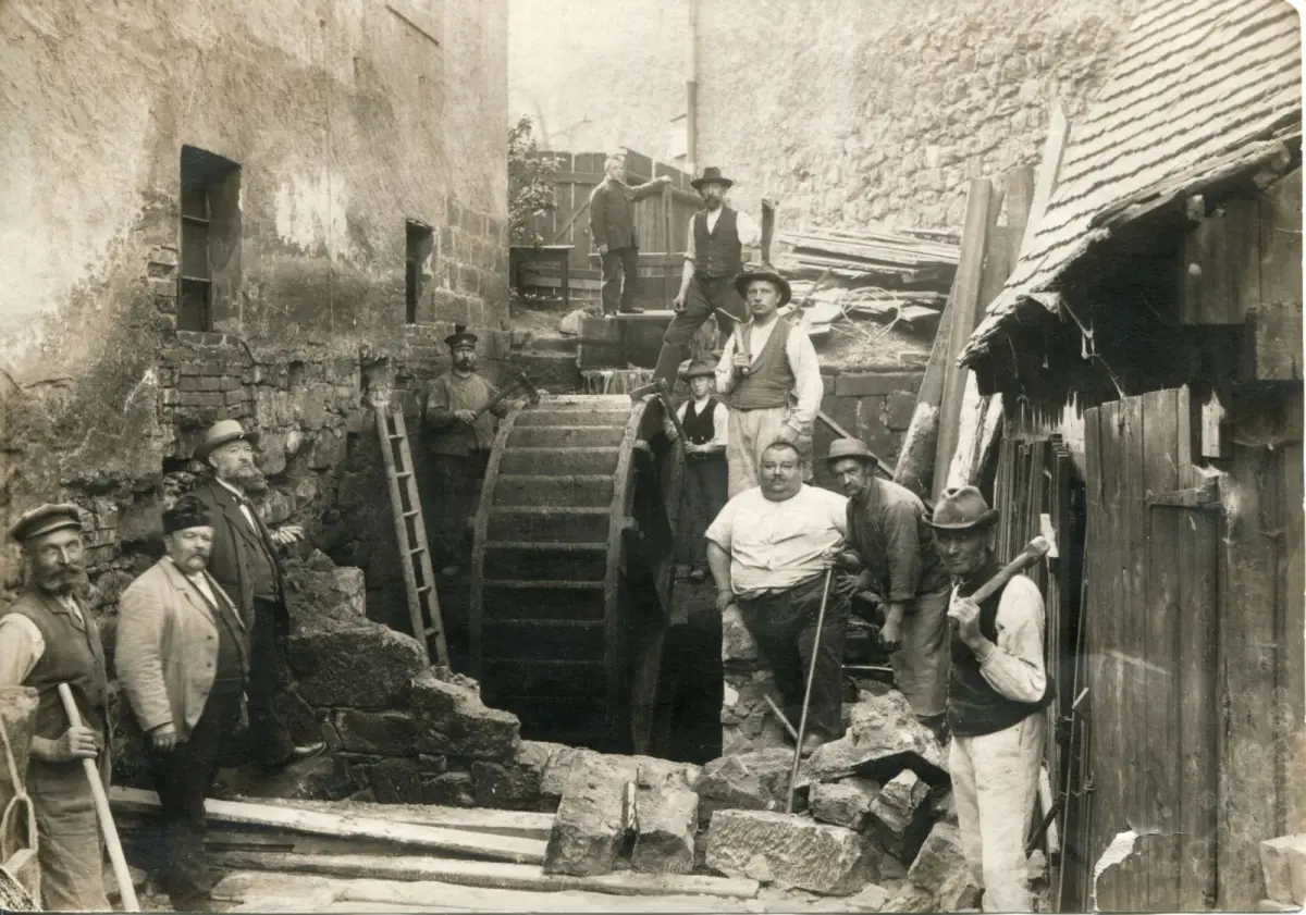 Rozbiórka „Młyna Pieprzowego”, maj 1908 r., depozyt Z. Mireckiego w zbiorach Muzeum Ceramiki