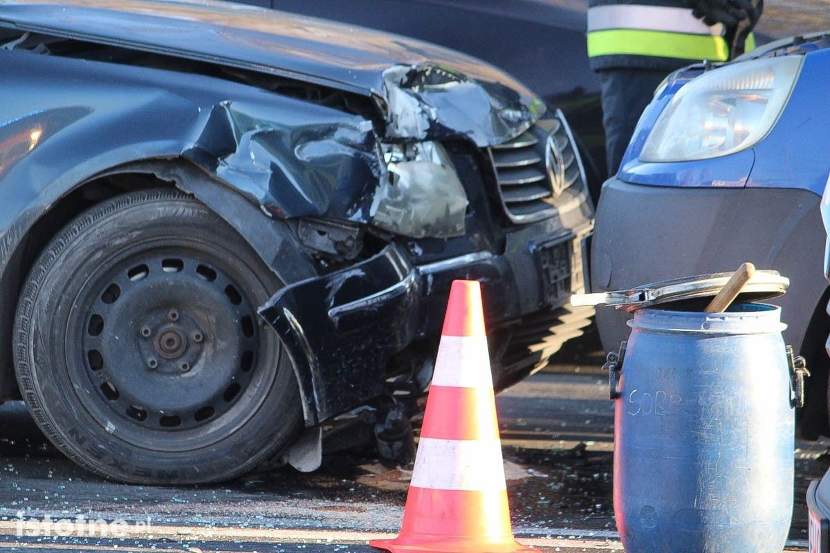 Zderzenie 3 aut na skrzyżowaniu Cieszkowskiego i Modłowej