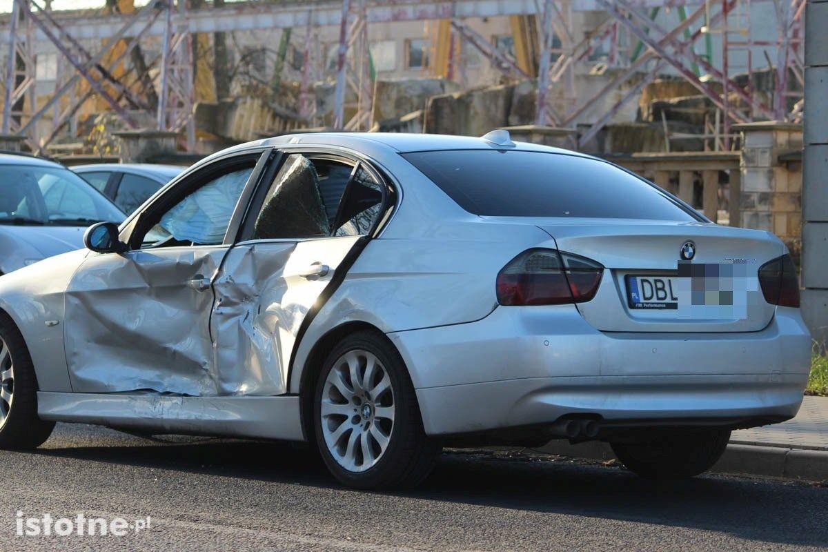 Zderzenie 3 aut na skrzyżowaniu Cieszkowskiego i Modłowej