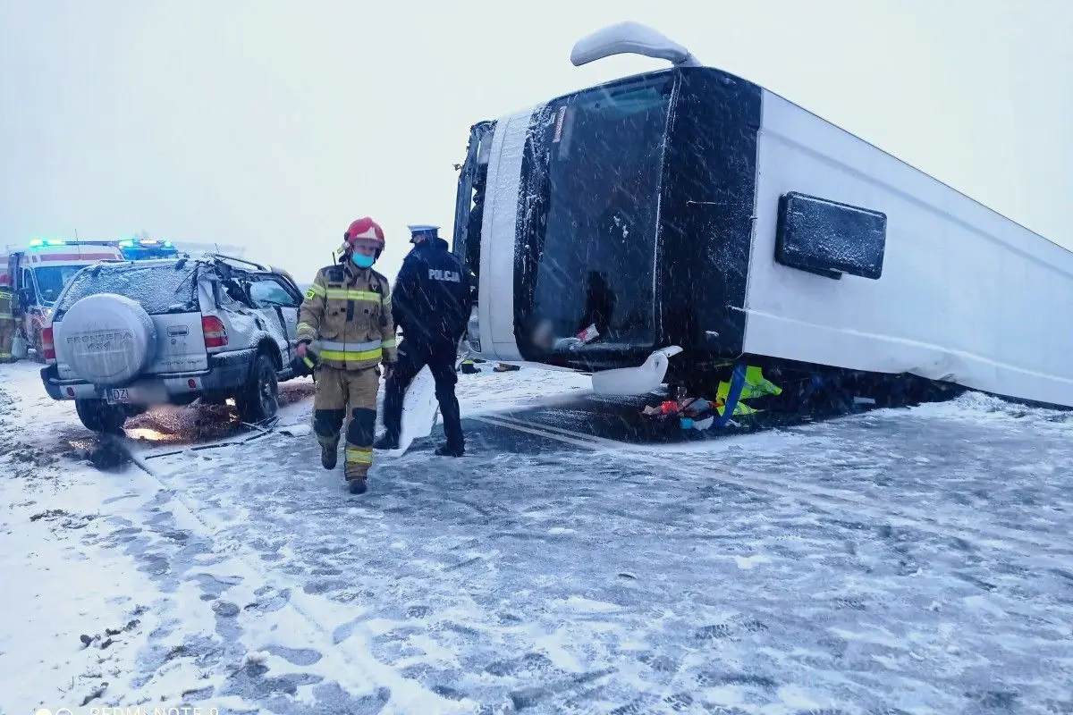 Zderzenie autobusu z autem koło Warty Bolesławieckiej
