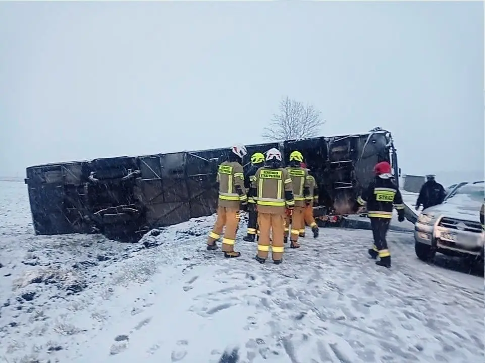 Zderzenie autobusu z autem koło Warty Bolesławieckiej