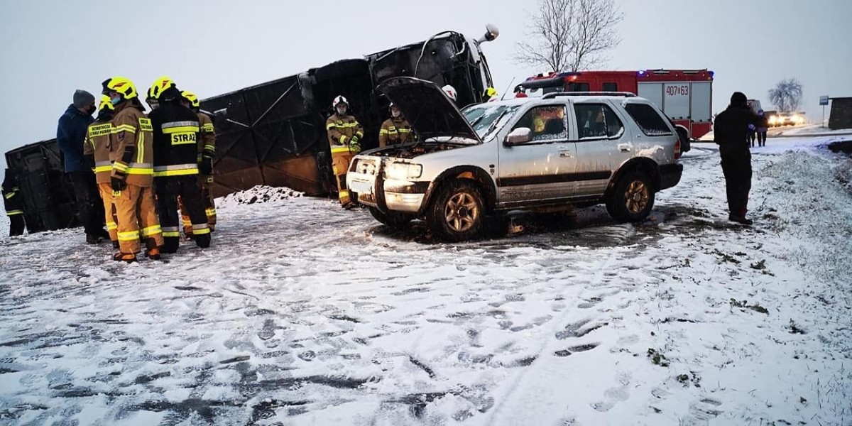 Zderzenie autobusu z oplem