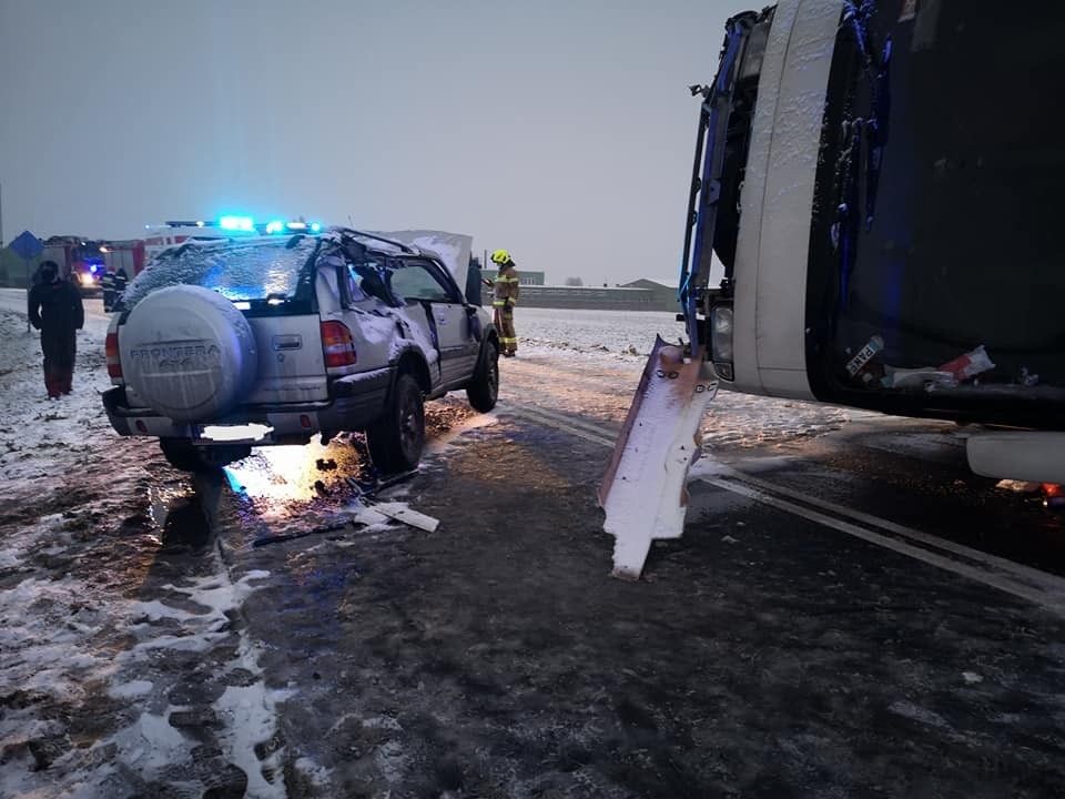 Zderzenie autobusu z oplem