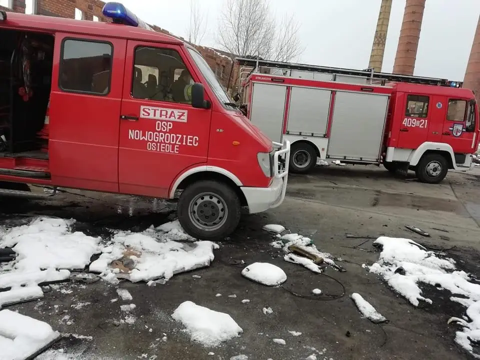 Рятувальна операція пожежної служби на території колишнього клінкерного заводу в Nowogrodziec (гміна Nowogrodziec, повіт Bolesławiec)