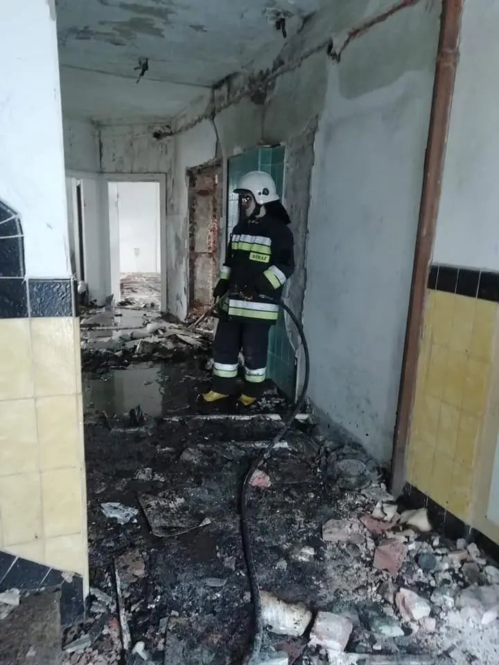 Рятувальна операція пожежної служби на території колишнього клінкерного заводу в Nowogrodziec (гміна Nowogrodziec, повіт Bolesławiec)