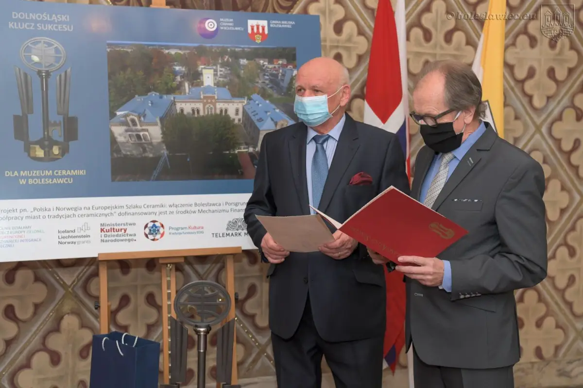 Uroczystość wręczenia Dolnośląskiego Klucza Sukcesu Annie Bober-Tubaj, dyrektorce Muzeum Ceramiki w Bolesławcu