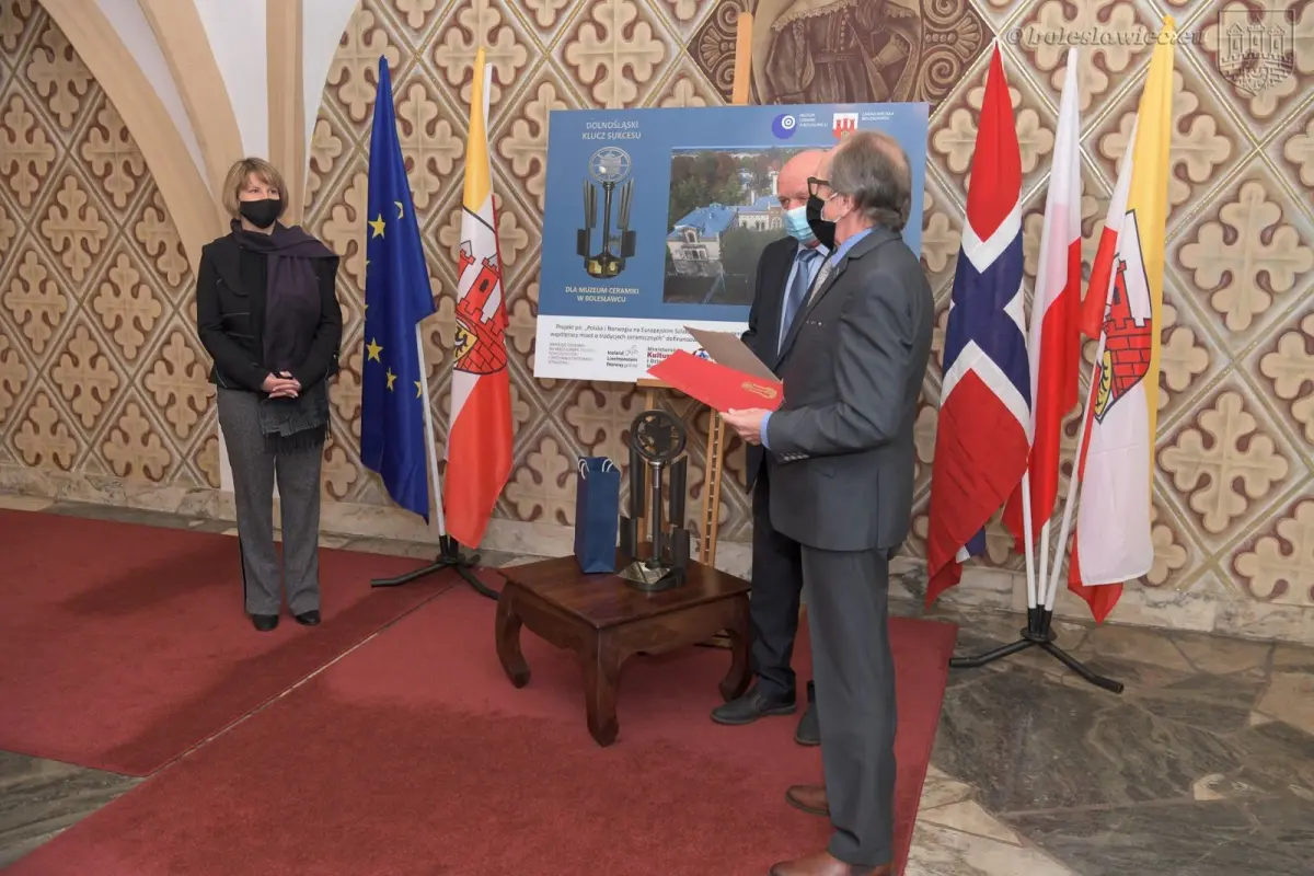 Uroczystość wręczenia Dolnośląskiego Klucza Sukcesu Annie Bober-Tubaj, dyrektorce Muzeum Ceramiki w Bolesławcu