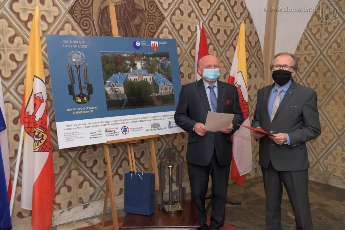 Uroczystość wręczenia Dolnośląskiego Klucza Sukcesu Annie Bober-Tubaj, dyrektorce Muzeum Ceramiki w Bolesławcu