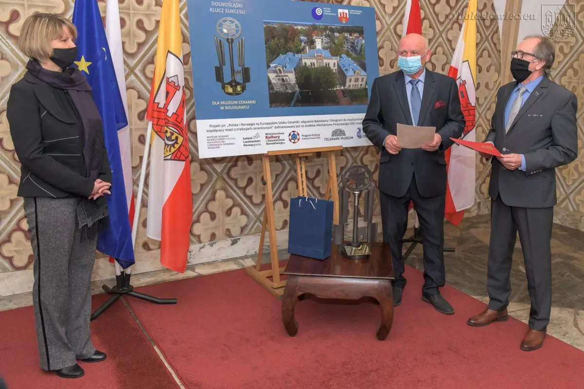 Uroczystość wręczenia Dolnośląskiego Klucza Sukcesu Annie Bober-Tubaj, dyrektorce Muzeum Ceramiki w Bolesławcu
