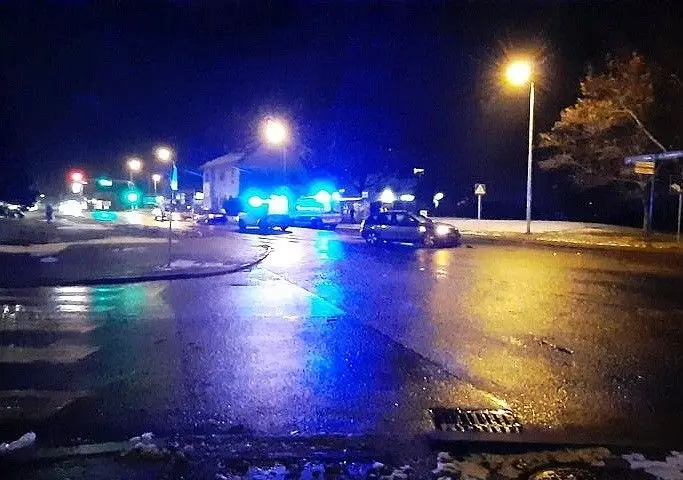 Zderzenie dwóch aut koło stacji paliw Shell