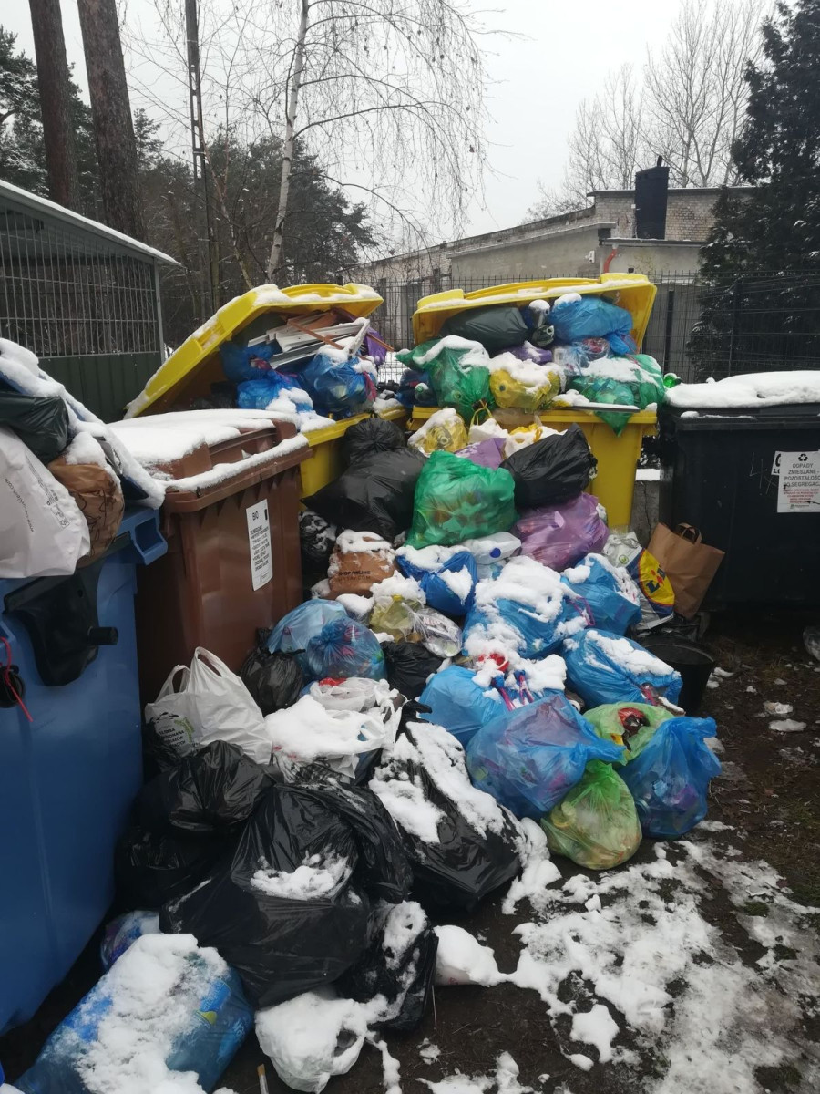 Przesypujące się śmietniki w Gminie Warta Bolesławiecka