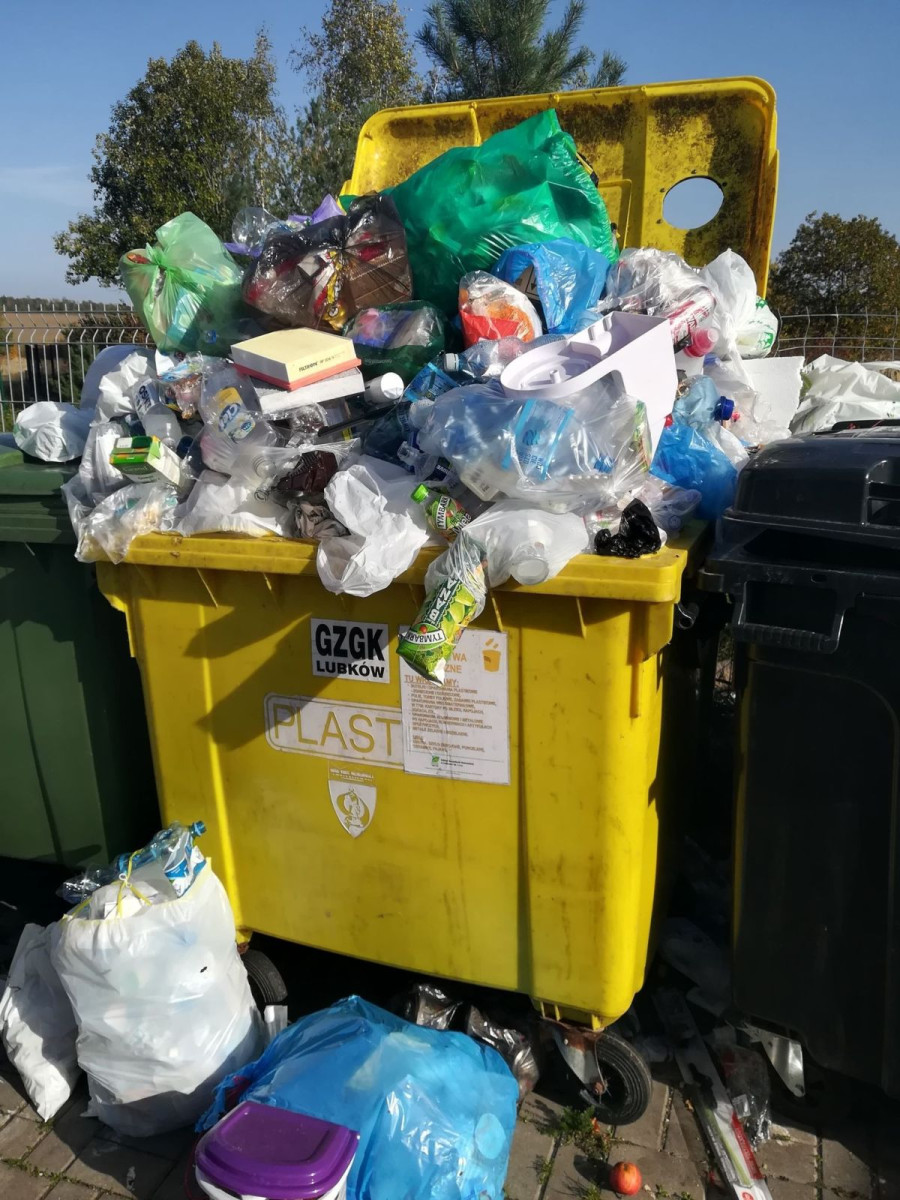 Przesypujące się śmietniki w Gminie Warta Bolesławiecka